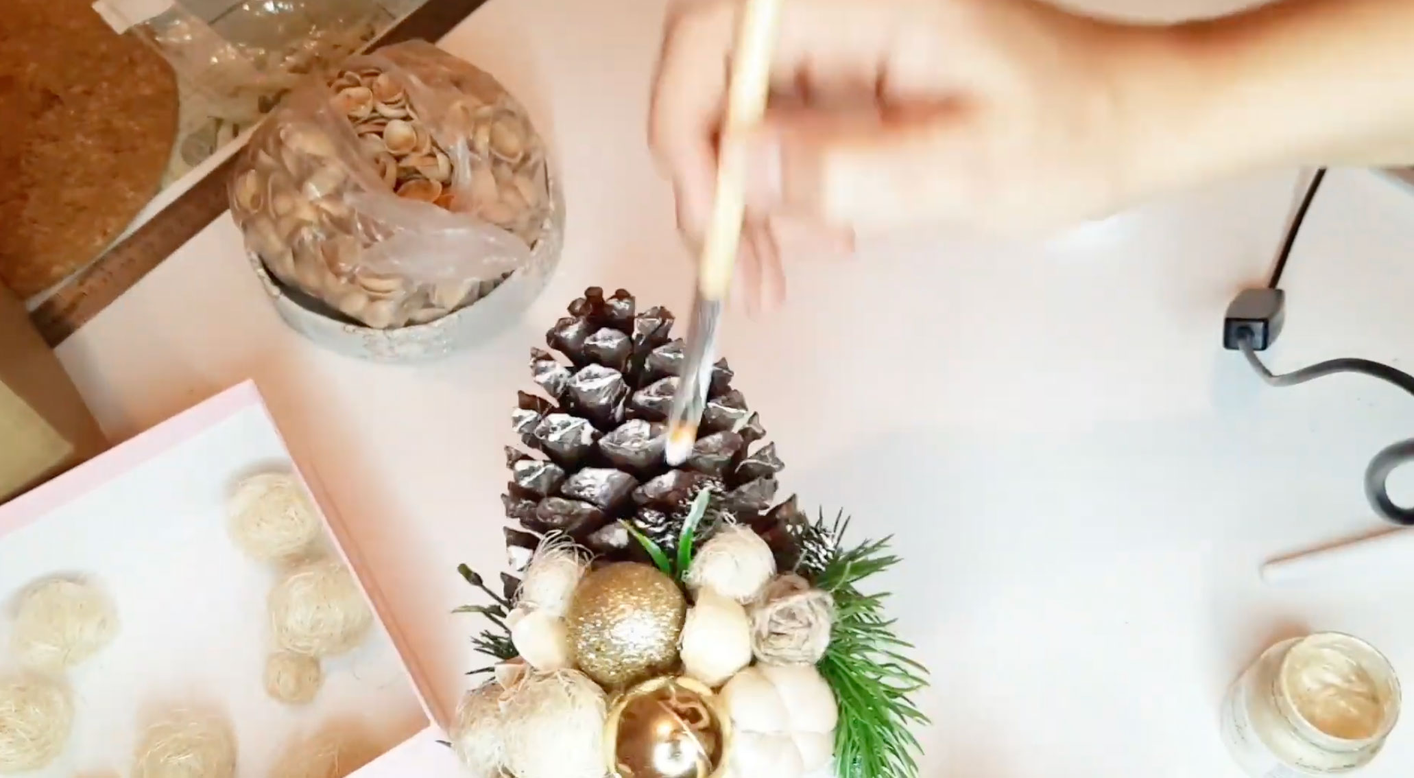 Декор для новогоднего стола  из шишки своими руками - шаг 6