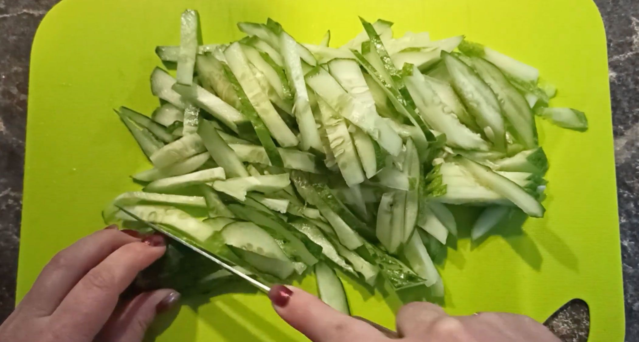 Пошаговый рецепт новогоднего салата из морепродуктов - шаг 3