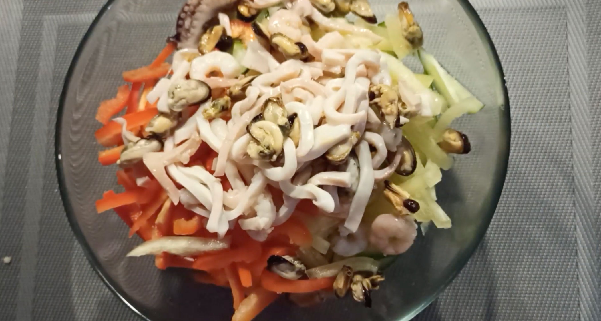 Пошаговый рецепт новогоднего салата из морепродуктов - шаг 5