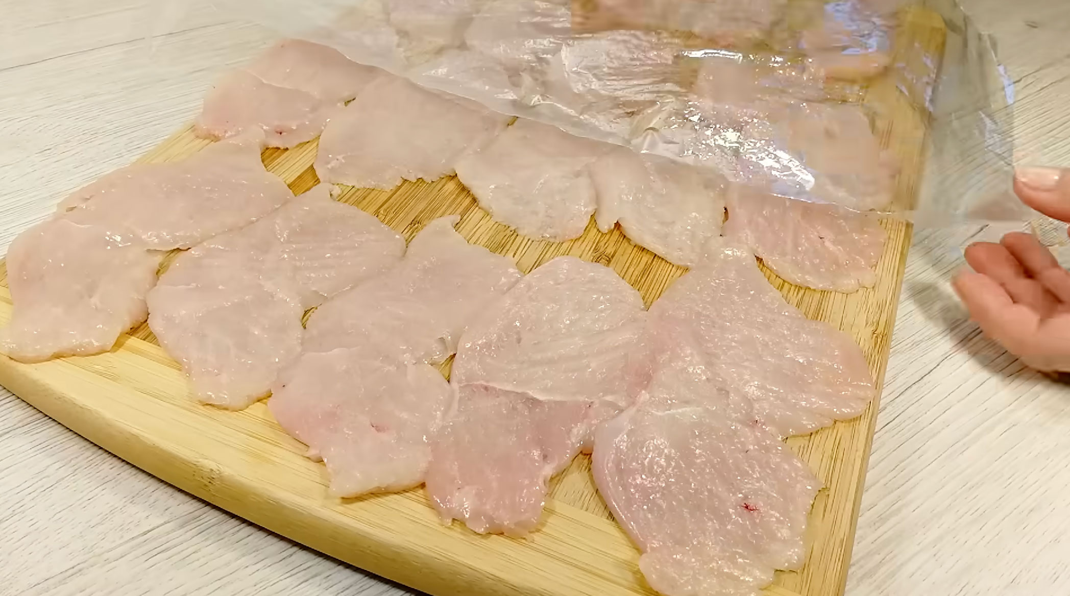 Пошаговый рецепт куриных рулетиков - шаг 2